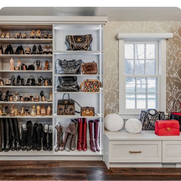 WELCOME TO MY POSHCLOSET 😘 I’m SO happy you popped by 😁 Here’s info on me 😉 - Picture 3 of 15